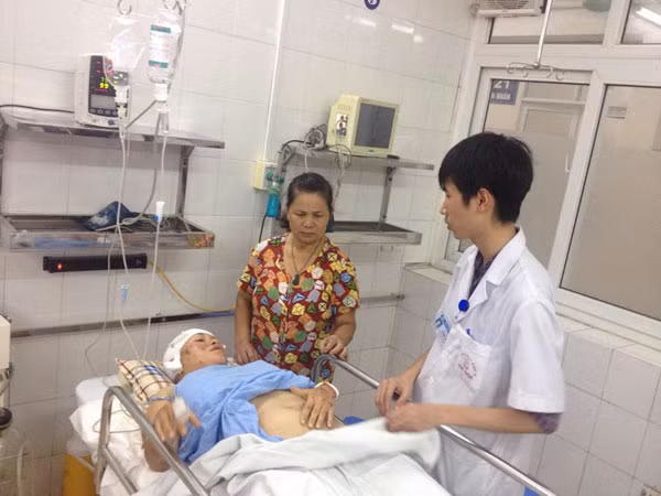 Chăm sóc, điều trị 3 nạn nhân còn bị thương trong vụ sập nhà ảnh 1