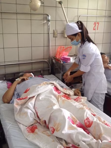 Chăm sóc, điều trị 3 nạn nhân còn bị thương trong vụ sập nhà ảnh 2