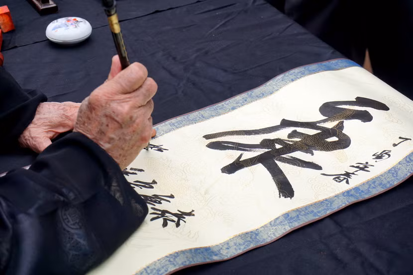 Người dân đến sớm xin chữ tại Văn Miếu – Quốc Tử Giám ảnh 5