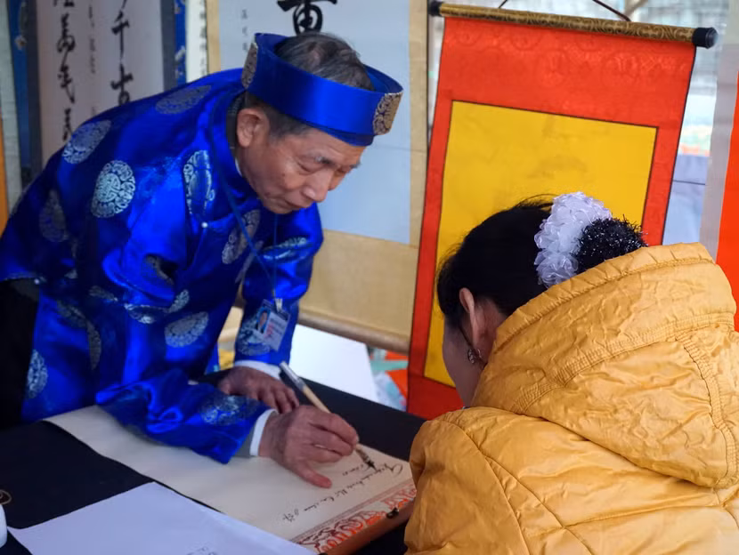 Người dân đến sớm xin chữ tại Văn Miếu – Quốc Tử Giám ảnh 8