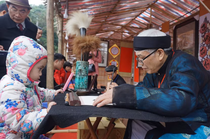 Người dân đến sớm xin chữ tại Văn Miếu – Quốc Tử Giám ảnh 9