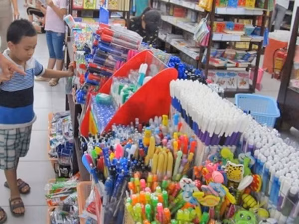 Mua đồ dùng học tập đầu năm: Hại trẻ vì ham rẻ ảnh 1