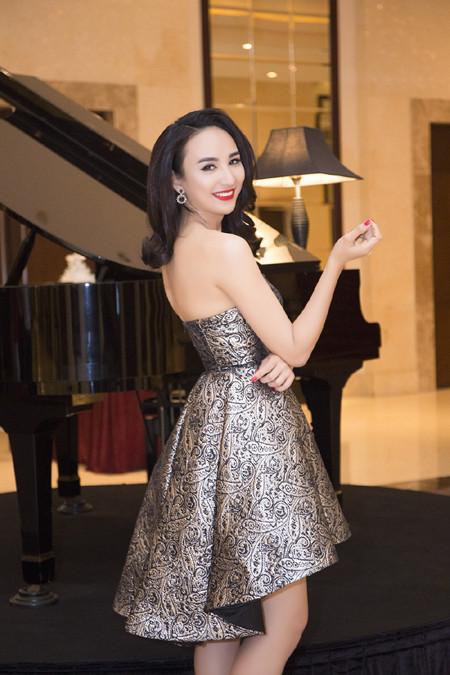 Hoa hậu Ngọc Diễm diện váy sành điệu khoe vòng 1 gợi cảm ảnh 1
