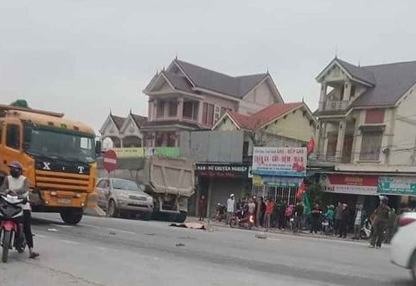 Bị xe tải tông phía sau, ôtô 7 chỗ mất lái cán nữ sinh tử vong ảnh 1