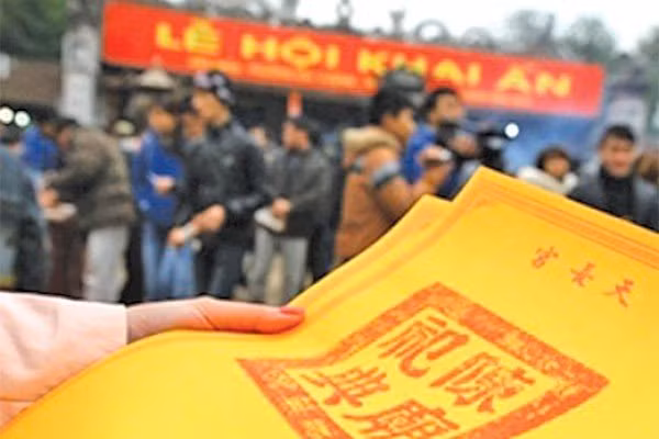 Siết công tác quản lý, ngăn ngừa hiện tượng phản cảm "đưa tiền lấy ấn" đền Trần ảnh 1