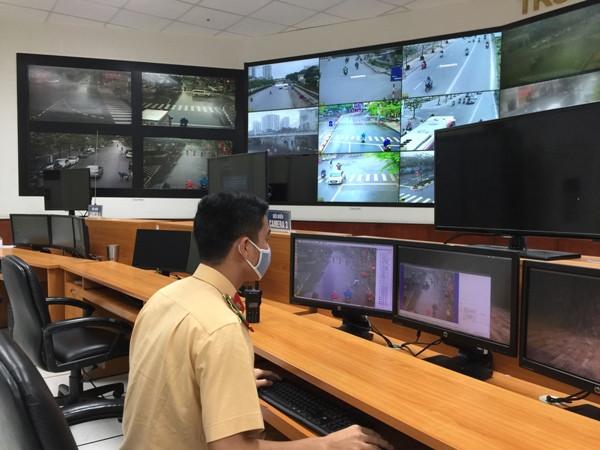 Dù lực lượng chức năng thưa vắng trên các tuyến đường, chốt, ngã tư song không vì thế mà tình hình giao thông không được quản lý, kiểm soát. Tất cả những hoạt động giao thông ngoài đường đều được CSGT Thủ đô giám sát kỹ