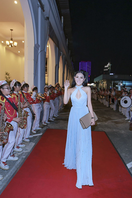 Hoa hậu Huỳnh Thuý Anh khoe nhan sắc "hút hồn" trên thảm đỏ ảnh 2