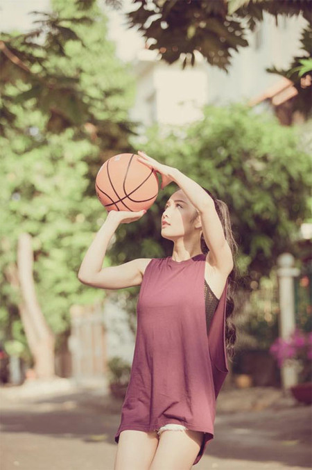 Hoa hậu Triệu Thị Hà khoe tài chơi bóng rổ ảnh 3