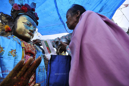 Người châu Á làm nhiều việc thiện trong ngày Đức Phật đản sinh ảnh 1