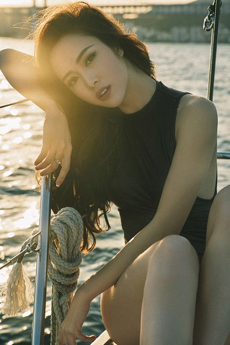 Vũ Ngọc Anh khoe đường cong cực nóng bỏng trên du thuyền triệu đô ảnh 2 Vũ Ngọc Anh khoe đường cong cực nóng bỏng trên du thuyền triệu đô ảnh 2