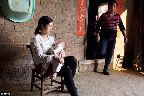 Cha mẹ tuyệt vọng xin giúp đỡ cho con trai có 31 ngón chân, tay ảnh 5