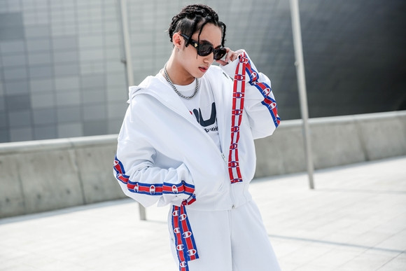 Tổng hợp trang phục Sơn Tùng M-TP tự stylist tại Seoul Fashion Week ảnh 4 Tổng hợp trang phục Sơn Tùng M-TP tự stylist tại Seoul Fashion Week ảnh 4