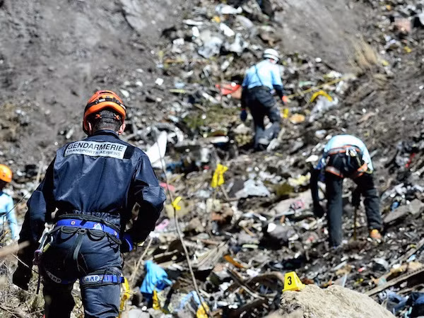 Đã tìm thấy hộp đen thứ 2 của máy bay Germanwings rơi tại Alps ảnh 1
