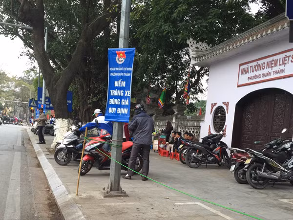 Trông giữ xe đầu năm: Xử lý nghiêm, "chặt chém" giảm ảnh 1