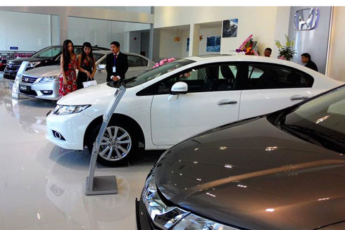 Thị trường ô tô cuối năm: Tồn kho nhiều, các mẫu xe đua nhau giảm giá ảnh 1