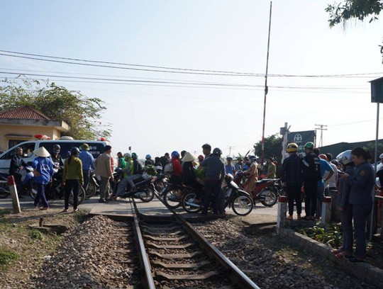 Xe máy kẹp ba lao vào lan can đường, 3 người thanh niên thương vong ảnh 1