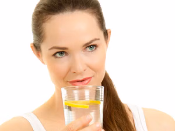 Lý do bạn nên uống nước chanh ấm với mật ong vào buổi sáng ảnh 1