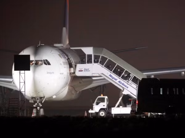 Công dân Mỹ trên tàu Diamond Princess được đưa về nước, gồm cả người nhiễm virus Covid-19 ảnh 1