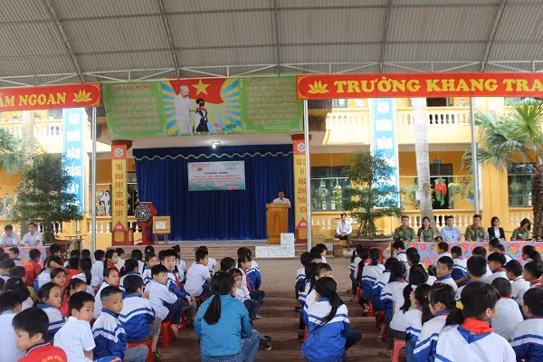 Sẻ chia khó khăn với học sinh Đồng Vương ảnh 7 Sẻ chia khó khăn với học sinh Đồng Vương ảnh 7