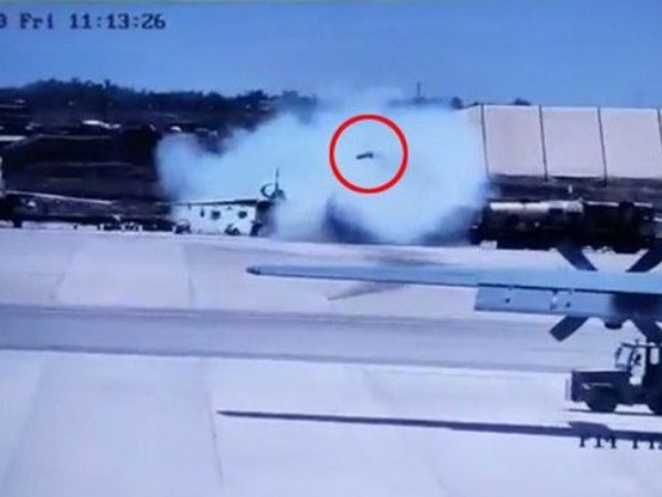 Su-25 đậu trên mặt đất bất ngờ phóng tên lửa, máy bay Pháp may mắn thoát hiểm ảnh 1