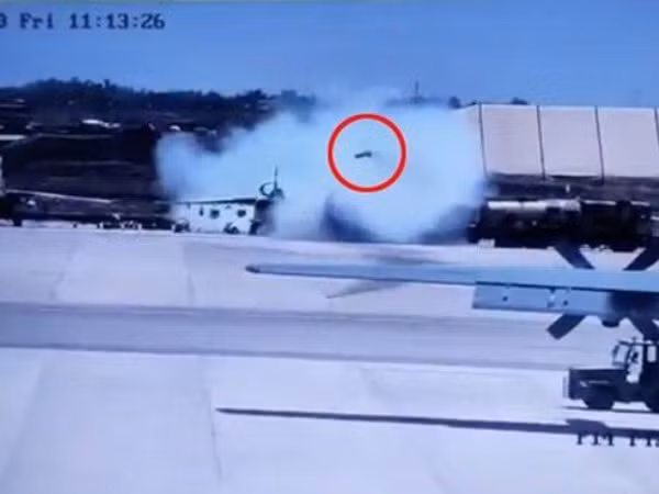Su-25 đậu trên mặt đất bất ngờ phóng tên lửa, máy bay Pháp may mắn thoát hiểm ảnh 1
