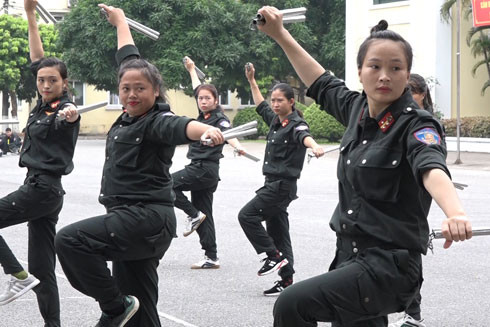 Nữ cảnh sát đặc nhiệm - những bóng hồng "vượt nắng, thắng mưa" ảnh 2