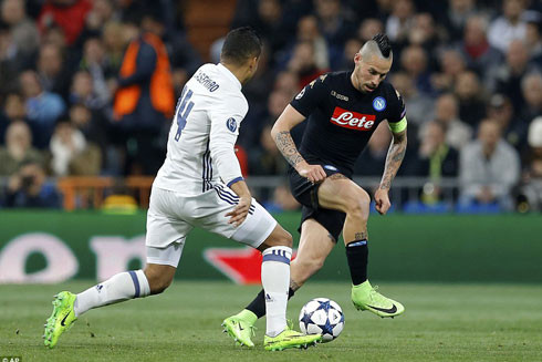 Lượt về vòng 1/8 Champions League: Cạm bẫy San Paolo ảnh 1