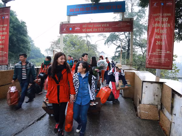 Đưa sinh viên về quê đón Tết ảnh 3
