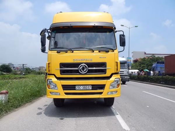 Va chạm với xe tải, cô gái trẻ tử vong ảnh 1