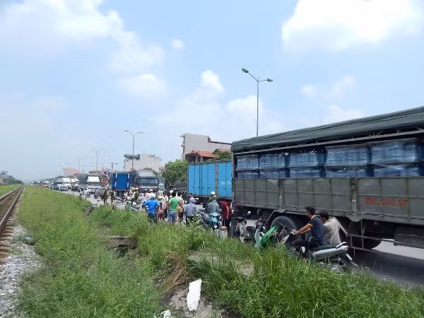 Va chạm với xe tải, cô gái trẻ tử vong ảnh 3