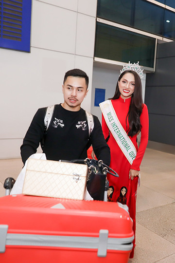 Hoa hậu chuyển giới Hương Giang được hàng trăm fans hâm mộ vây quanh, chào đón ảnh 7 Hoa hậu chuyển giới Hương Giang được hàng trăm fans hâm mộ vây quanh, chào đón ảnh 7