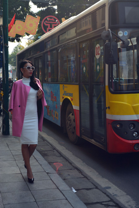 Siêu mẫu Diệu Huyền “thả dáng” trên phố phường Hà Nội ảnh 1