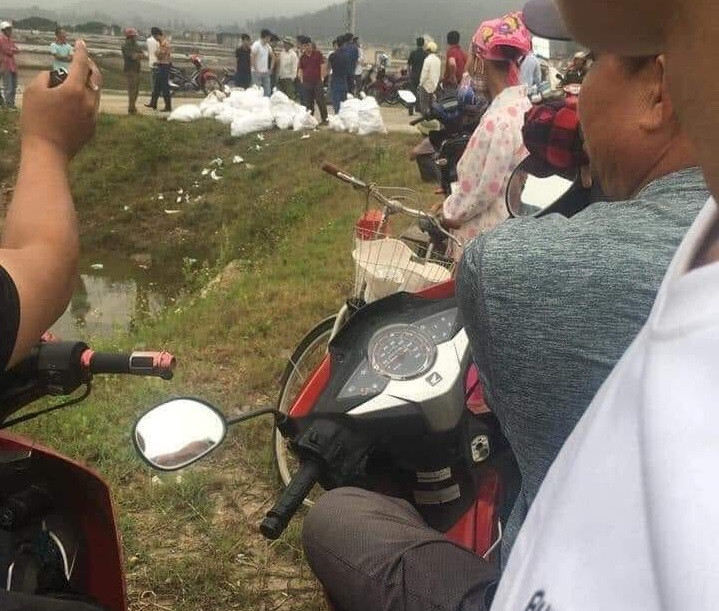 Phát hiện gần 1 tấn nghi ma túy bỏ bên đường ảnh 1