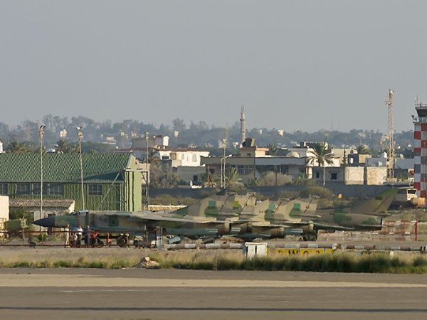 Sân bay quốc tế ở Tripoli của Libya bị máy bay quân sự tấn công ảnh 1