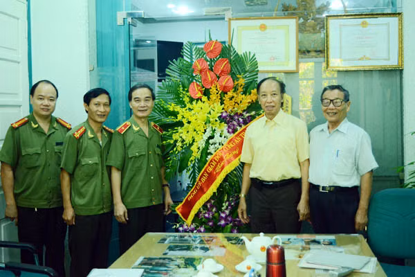 Lãnh đạo CATP Hà Nội thăm, chúc mừng các cơ quan báo chí ảnh 2