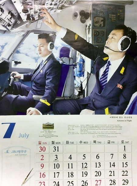 Tiếp viên hàng không Triều Tiên đẹp long lanh trong bộ lịch 2017 ảnh 5