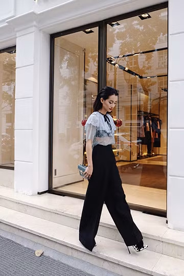 BTV Quỳnh Chi chứng tỏ độ sành điệu với quần áo đắt đỏ ảnh 8