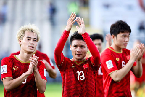 Vào tứ kết Asian Cup. Mở đầu năm 2019 đầy thành công là việc đội tuyển Việt Nam tham dự VCK Asian Cup. Thầy trò HLV Park Hang-seo vượt qua một vòng bảng khó khăn với sự xuất hiện của những Iran, Iraq, Yemen... rồi đánh bại Jordan tại vòng 1/8 trước khi dừng bước bởi Nhật Bản ở tứ kết. Vào tứ kết Asian Cup. Mở đầu năm 2019 đầy thành công là việc đội tuyển Việt Nam tham dự VCK Asian Cup. Thầy trò HLV Park Hang-seo vượt qua một vòng bảng khó khăn với sự xuất hiện của những Iran, Iraq, Yemen... rồi đánh bại Jordan tại vòng 1/8 trước khi dừng bước bởi Nhật Bản ở tứ kết.