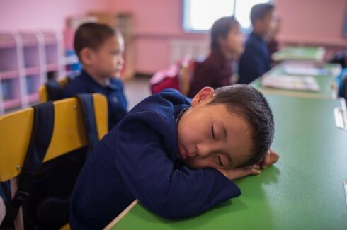Em bé Triều Tiên ngủ gật tại lớp học
