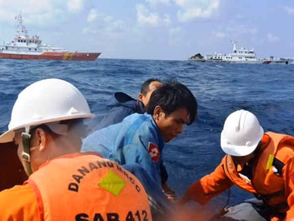 Vượt sóng, cứu ngư dân ảnh 1