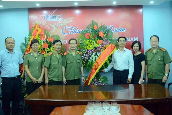 Lãnh đạo CATP Hà Nội thăm, chúc mừng các cơ quan báo chí ảnh 3