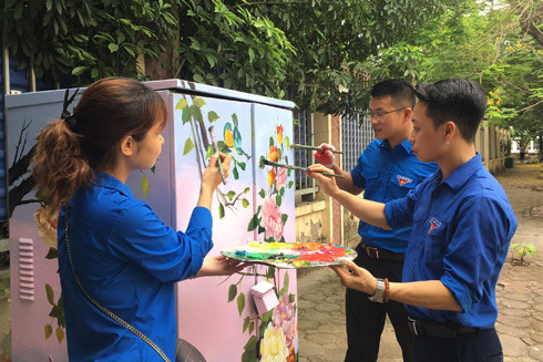 Dưới bàn tay những người cầm cọ, nhiều bốt điện bỗng chốc như được thay áo mới