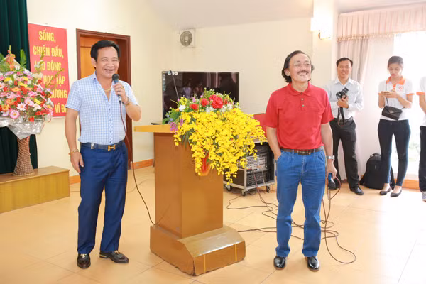 Á hậu Huyền My vui đùa với trẻ em khuyết tật ảnh 7