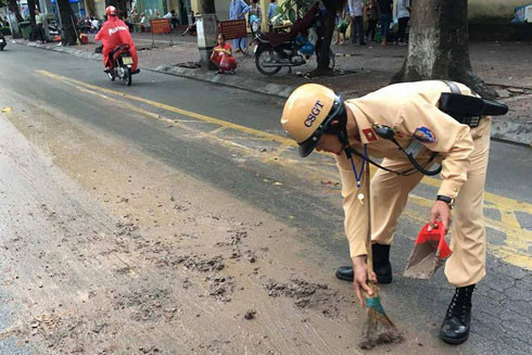 CSGT không đơn thuần chỉ biết phân luồng, điều khiển giao thông ảnh 12