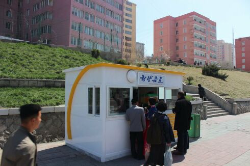 Người dân mua hàng tại một kiốt địa phương