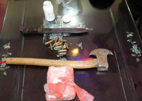 Thu giữ đạn, lưỡi lê AK và ma túy trên xe taxi 7 chỗ ảnh 2 Thu giữ đạn, lưỡi lê AK và ma túy trên xe taxi 7 chỗ ảnh 2