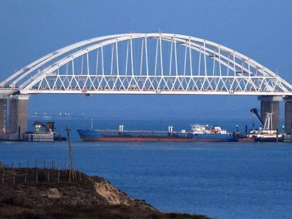 Các thủy thủ trên tàu dầu Nga bị Ukraine bắt giữ đang trở về Moscow ảnh 1