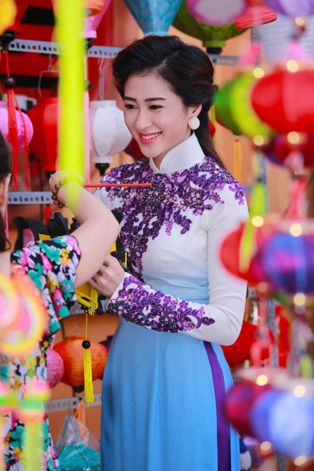 Top 10 Miss Ngôi sao Thùy Trang diện áo dài dạo phố đón Trung Thu ảnh 3