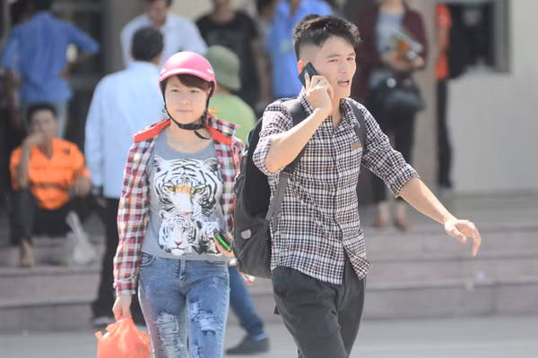 Sĩ tử đội nắng đổ về Hà Nội dự thi ảnh 4