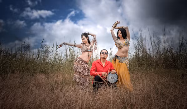 Mãn nhãn với màn bellydance nóng bỏng trên đồng quê ảnh 5
